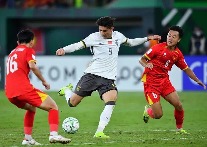 hth-越南球迷哭了！中国队3-0战胜越南队！