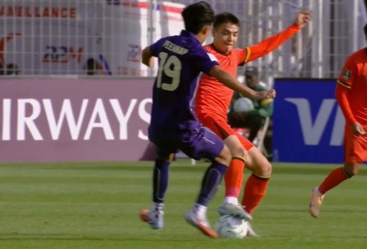 hth在线官网-吾米提江断球“马赛回旋”发动反击，被裁判吹停+示意踩脚犯规