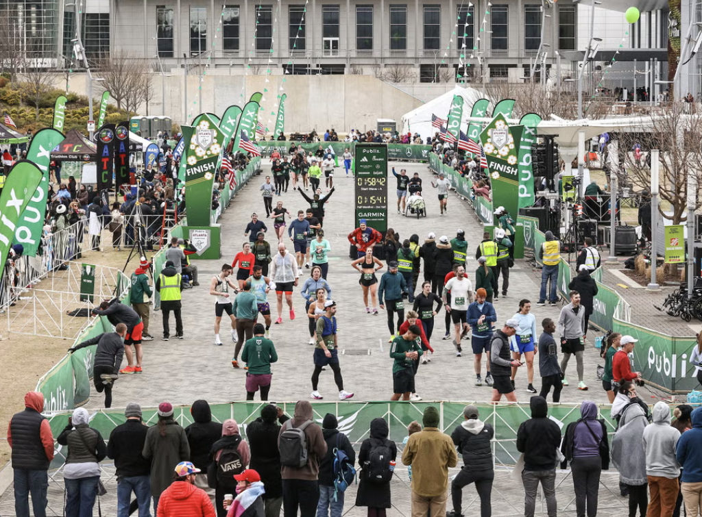 hthapp下载-官方引导车带错路!美国半程马拉松女子前三名集体无缘领奖台